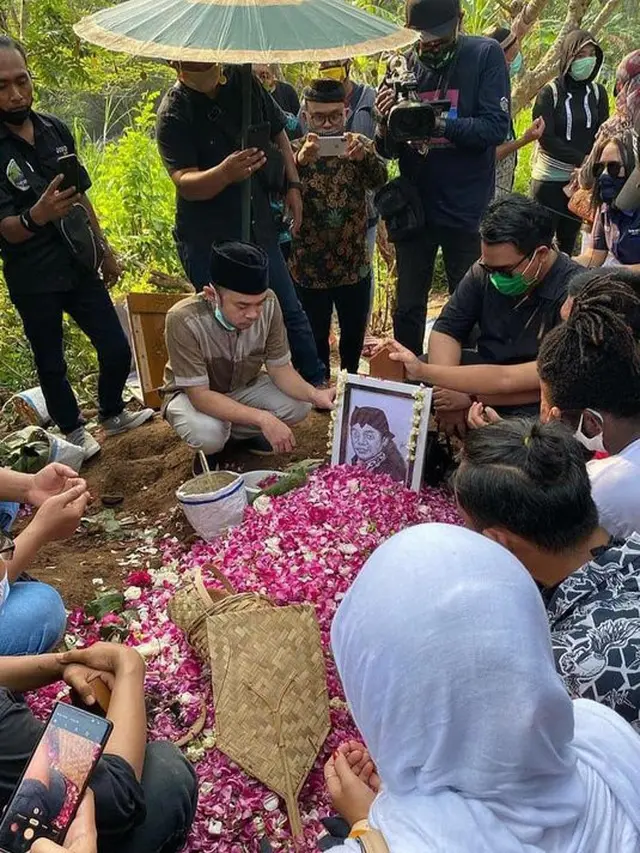 Potret suasana pemakaman Didi Kempot
