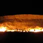  Api selalu berkobar dari dalam lubang tersebut dan menjadi daya tarik wisata di Turkmenistan. Sayangnya pemerinntah setempat berencana menutupnya. Foto diambil pada 11 Juni 2014  (AFP Photo/IGOR SASIN) 