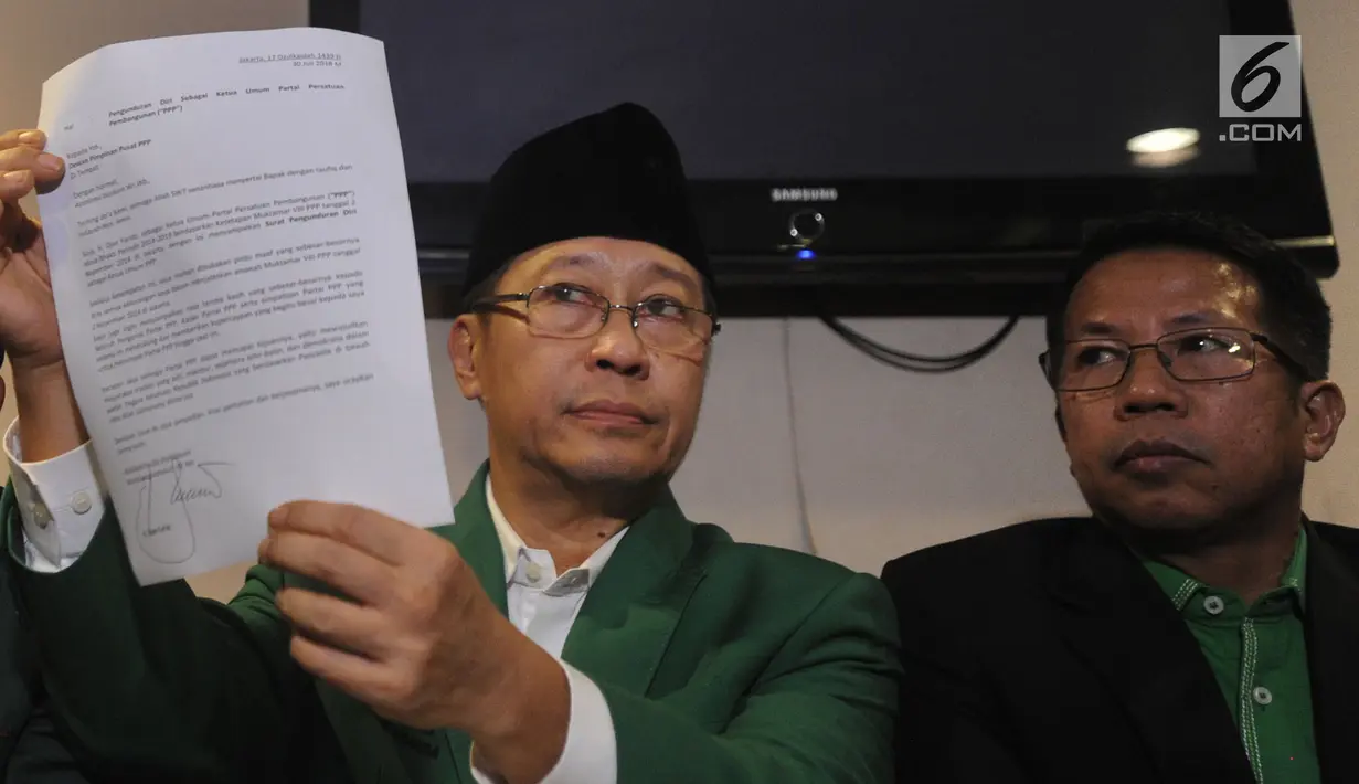 Wakil Ketua Umum PPP Muktamar Jakarta Humphrey Djemat (kiri) didampingi pengurus DPP PPP Muktamar menujukkan surat pengunduran diri Ketua Umum Djan Faridz saat konpers di Jakarta, Senin (30/7). (Merdeka.com/Arie Basuki)