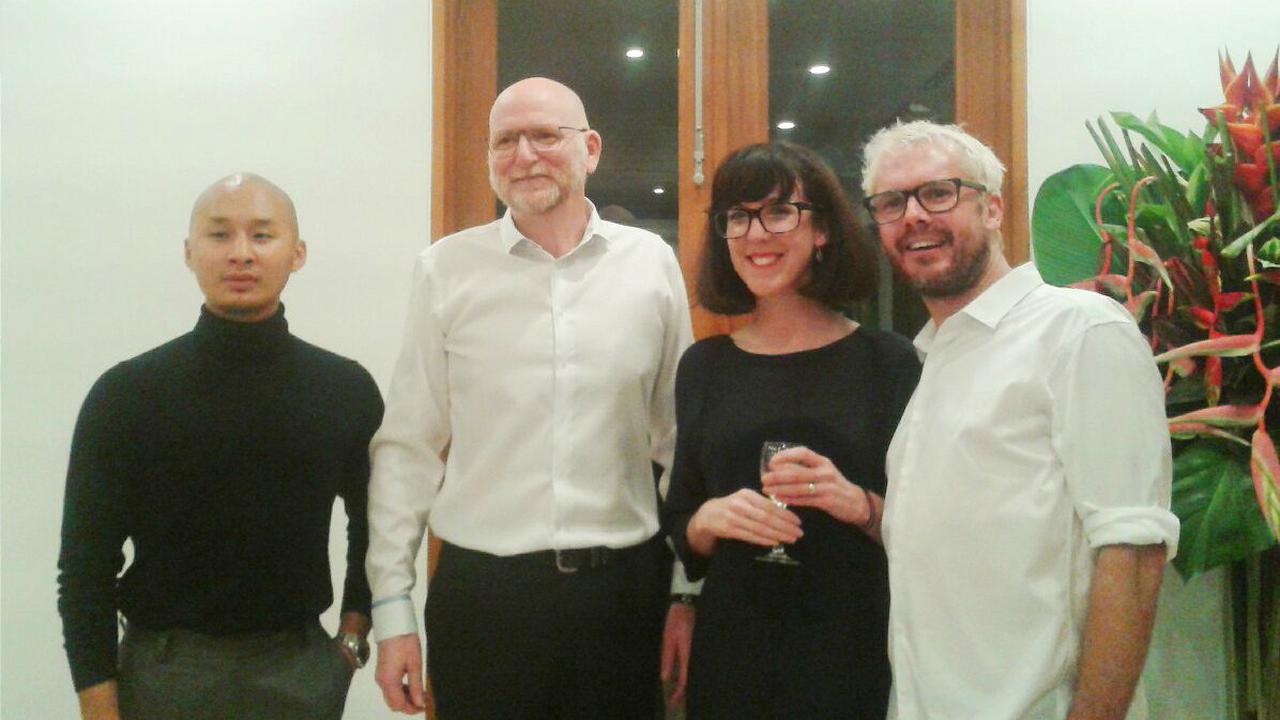 Desainer dari HAN The Label (kiri), Dubes Paul Grigson, dan Alpha60