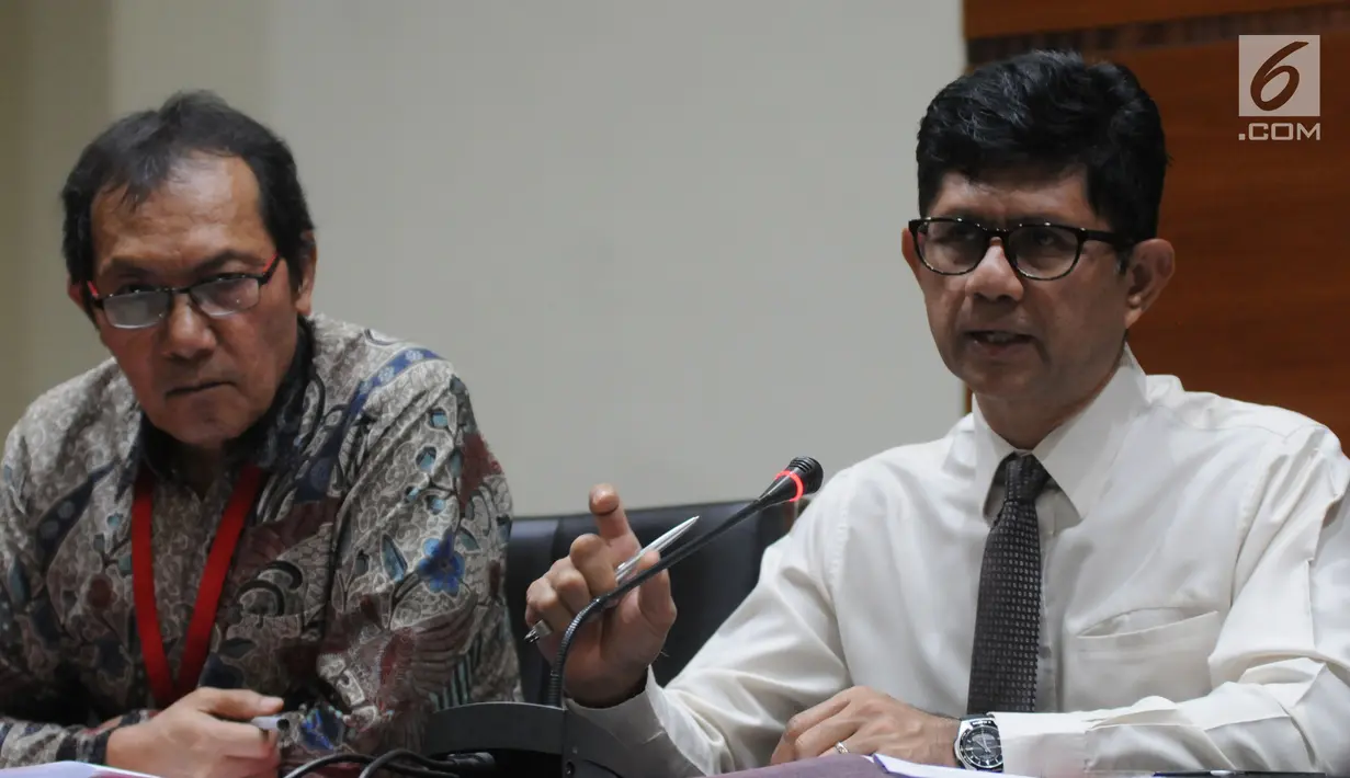 Wakil Ketua KPK Laode Muhammad Syarif (kanan) didampingi Wakil Ketua KPK Saut Situmorang memberi keterangan di Gedung KPK, Jakarta, Senin (10/6/2019). KPK menyatakan Sjamsul Nursalim dan istrinya Itjih Nursalim diduga melakukan tindak pidana korupsi. (merdeka.com/Dwi Narwoko)