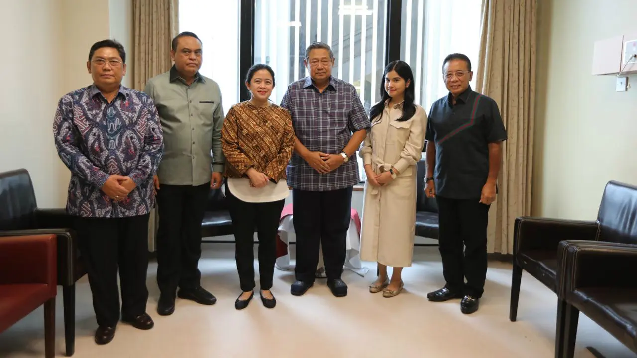 Menko Pembangunan Manusia dan Kebudayaan (PMK) Puan Maharani membesuk Ani Yudhoyono.