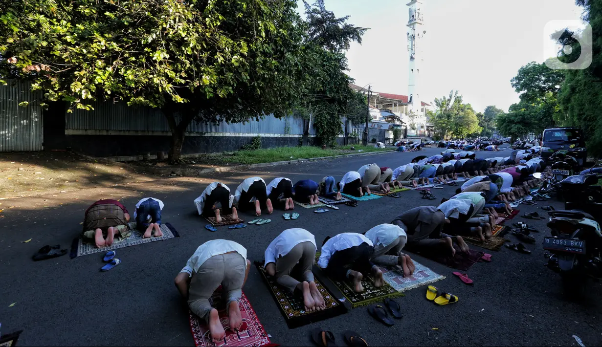 Warga melaksanakan salat Idul Fitri 1441 H berjemaah di Masjid Jami Assa'Dah kebayoran Lama, Jakarta, Sabtu (24/5/2020). Warga yang hendak salat Id diwajibkan untuk menerapkan protokol kesehatan. (Liputan6.com/Johan Tallo)