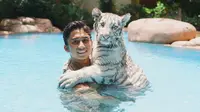 Alshad Ahmad dan harimau benggala peliharaannya. (Instagram/alshadahmad)