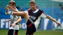 Pemain depan Timnas Jerman, Thomas Mueller, terlihat ikut berlatih bersama di Fonte Nova Arena, Salvador, Brasil, (15/6/2014), sehari jelang laga penyisihan Piala Dunia Grup G kontra Portugal. (AFP PHOTO/Patrik Stollarz)