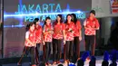 Tim putri Jakarta Pertamina Energi diperkenalkan saat Pembukaan Proliga 2016 putaran pertama yang berlangsung meriah di GOR Ken Arok, Malang, Jumat (19/2/2016). (Bola.com/Nicklas Hanoatubun)