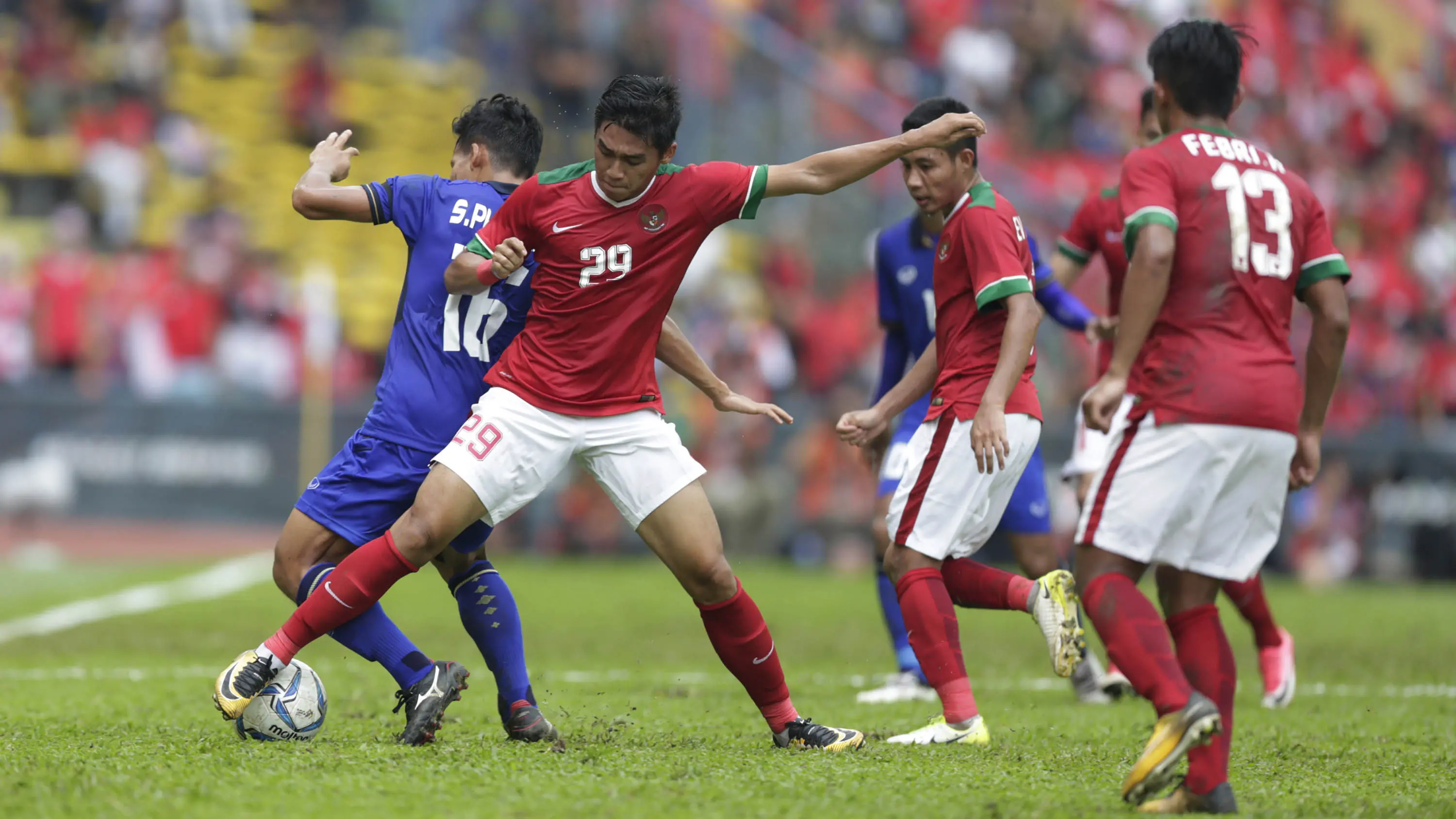 Timnas Indonesia U-22 bermain imbang 1-1 saat meladeni Thailand pada laga perdana Grup B SEA Games 2017 di Stadion Shah Alam, Selangor, Selasa (15/8/2017). (Bola.com/Vitalis Yogi Trisna)