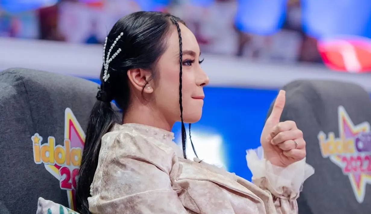 Lewat laman Instagramnya, penyanyi dengan nama lengkap Lyodra Margareta Ginting ini ungkap pernah punya mimpi menjadi juri Idola Cilik. Merupakan pengalaman berharga, Lyodra Ginting selalu totalitas dalam memberikan komentar dan masukan yang terbaik untuk peserta Idola Cilik 2022. (Liputan6.com/IG/@lyodraofficial)