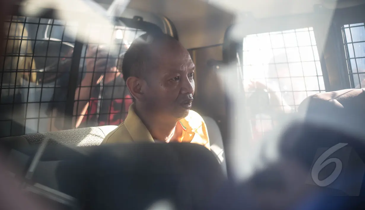 Tersangka Asiong alias Cecep Setiawan saat berada didalam mobil tahanan di Rumah Tahanan (Rutan) Salemba, Jakarta , Jumat (10/4/2015). Tim Bareskrim Mabes Polri mengamankan kaki tangan Freddy Budiman yaitu Kim dan A cuan. (Liputan6.com/Faizal Fanani)