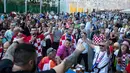 Para fans Kroasia bersorak jelang final Piala Dunia 2018 antara Prancis melawan Kroasia di Nikolskaya street dekat Kremlin di Moskow, Rusia, (13/7). (AP Photo/Pavel Golovkin)