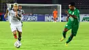 Pemain Persikabo 1973 Ciro Alves (kiri) menggiring bola dijaga ketat pemain PSS Sleman Fandry Imbiri dalam pertandingan lanjutan pekan ke-11 BRI Liga 1. PSS unggul 3-2 atas Persikabo 1973.(Bola.com/Nandang Permana)