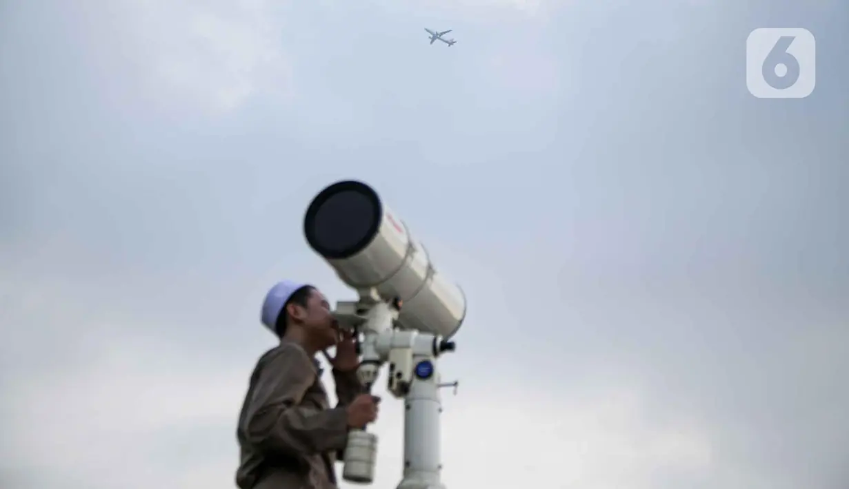 <p>Petugas Masjid Al-Musyariin mengamati posisi hilal menggunakan teropong saat Rukyatul Hilal di Jakarta, Minggu (1/5/2022). Pemantauan hilal yang dilakukan menggunakan teropong tersebut memastikan Idul Fitri 1443 H jatuh pada 2 Mei 2022. (Liputan6.com/Faizal Fanani)</p>
