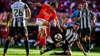 Gelandang Benfica Joao Felix berusaha melewati dua pemain Portimonense selama pertandingan Liga Portugal di stadion Luz, Lisbon pada 4 Mei 2019. Menurut Presiden Benfica Luis Felipe Viera, Joao Felix salah satu talenta terbaik Portugal setelah Cristiano Ronaldo. (AFP Photo/Patricia De Melo Moreira)