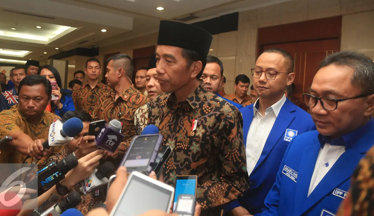 Presiden Joko Widodo didampingi Ketua Umum PAN Zulkifli Hasan (kanan) saat menanggapi pertanyaan wartawan dalam acara Rapimnas PAN di Jakarta, Minggu (13/11). (Liputan6.com/Herman Zakharia)