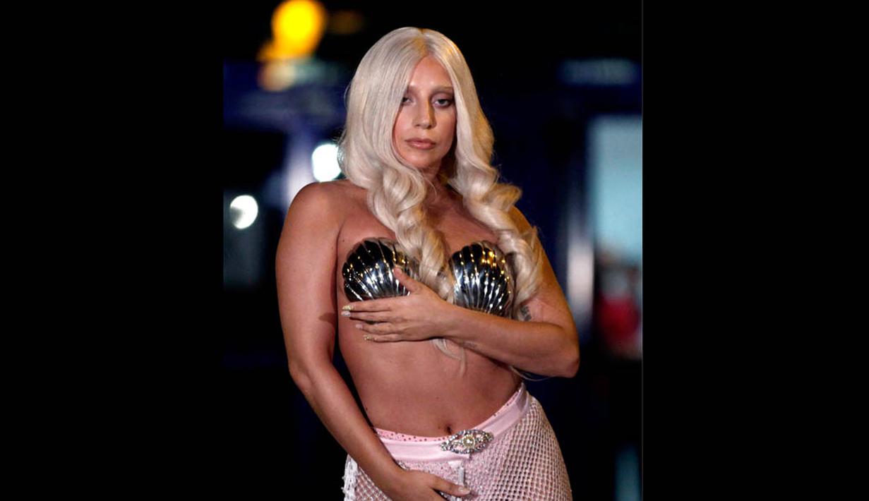 Tiba di bandara Athena, Lady Gaga tampil nyentrik dengan mengenakan bra berbentuk kerang dan G-string berjaring-jaring, Rabu (17/9/14). (REUTERS/Alkis Konstantinidis)