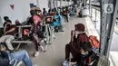Calon penumpang saat menunggu keberangkatan kereta jarak jauh di Stasiun Pasar Senen, Jakarta, Senin (3/5/2021). PT KAI Daop I mencatat per 3 Mei 2021, ketersediaan tempat duduk sekitar 10.500. (merdeka.com/Iqbal S. Nugroho)