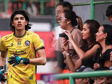 Ibu (kiri) dan kekasih kiper Arema FC, Julian Schwarzer terlihat menonton langsung laga pekan kesembilan BRI Liga 1 2023/2024 antara Persija Jakarta Vs Arema FC di Stadion Patriot Candrabhaga, Bekasi, Minggu (20/08/2023). (Bola.com/Bagaskara Lazuardi)
