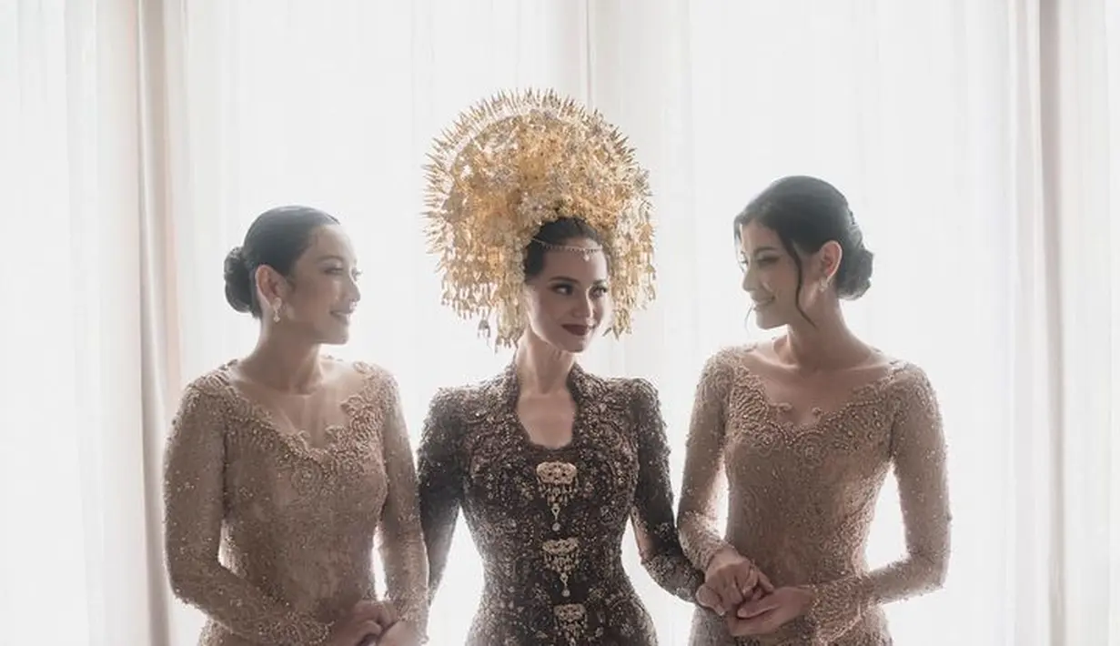 Enzy menyebut keduanya sebagai teman rasa kakak. [Foto: Instagram @medinadinaaa]