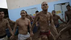 Sejumlah tahanan melakukan terapi dengan melumuri badan dengan tanah liat di penjara Porto Velho, Brasil, (28/8/2015) . Acuda, organisasi lokal untuk pemberdayaan tahanan membuat banyak kegiatan positif untuk para tahanan di penjara. (REUTERS/Nacho Doce) 