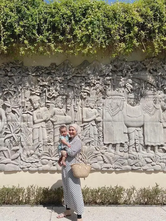 7. Simple tapi chic, Keisha Ratuliu terlihat mengenakan striped dress warna putih dan hijab warna krem.  (Instagram/kesharatuliu05).