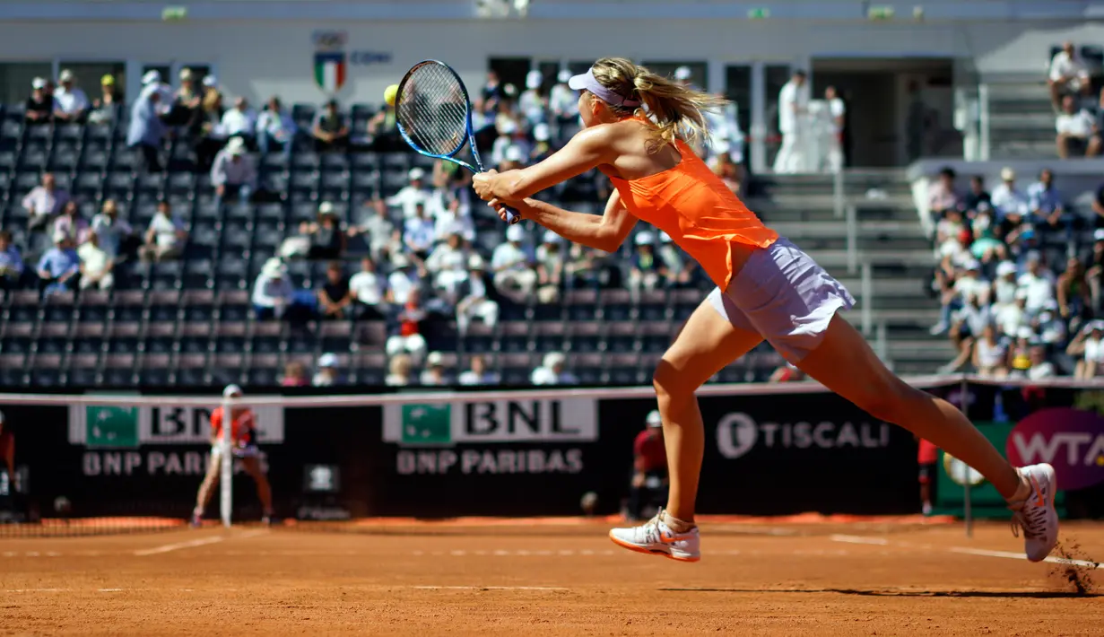 Petenis asal Rusia, Maria Sharapova berusaha mengembalikan bola saat berhadapan dengan petenis asal Amerika Serikat, Christina Mchale pada turnamen tenis Italia Terbuka di Foro Italico, Roma (15/5). Sharapova menang 6-4, 6-2. (AP Photo/Andrew Medichini)