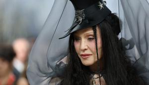 Penyanyi-penulis lagu AS, Madonna, tiba di Met Gala 2026 yang merayakan "Costume Art" di Metropolitan Museum of Art, New York, pada 4 Mei 2026.
(ANGELA WEISS/AFP)