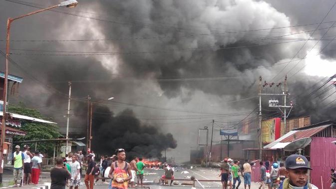 Massa turun ke jalan dalam unjuk rasa yang berujung kerusuhan di kota Manokwari, Papua, Senin (19/8/2019). Aksi masyarakat Papua ini merupakan buntut dari kemarahan mereka atas peristiwa yang dialami mahasiswa asal Papua di Surabaya dan Malang, serta Semarang beberapa hari lalu. (STR / AFP)