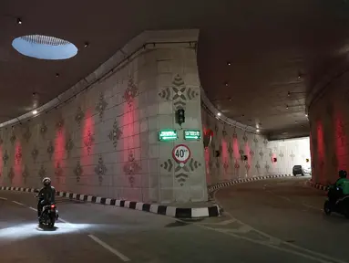 Sejumlah kendaraan melintasi underpass Matraman di Jakarta, Senin (10/4). Underpass Matraman merupakan underpass pertama yang bercabang di Jakarta. (Liputan6.com/Immanuel Antonius)