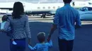 Meski tampak belakang, foto keluarga kecil ini terlihat penuh kehangatan. Michael, Luisana dan kedua anaknya terlihat sedang berada di lapangan pesawat terbang dan akan menumpanginya. (Instagram/michaelbuble)