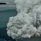 Aktivitas Gunung Anak Krakatau dari udara yang terus mengalami erupsi, Minggu (23/12). Tsunami yang menerjang wilayah Selat Sunda, Pandeglang, Serang, dan Lampung Selatan merusak ratusan bangunan dan kapal. (Liputan6.com/Pool/Susi Air)