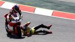 Pebalap Pons HP 40, Luis Salom, hampir tertabrak pebalap AGR, Jonas Folger, setelah terjatuh dalam balapan Moto2 GP Spanyol di Sirkuit Catalunya, Barcelona, (15/6/2014). (AFP/Quique Garcia)