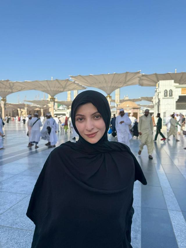 Tampilan Sarah Keihl Saat Ibadah Umroh Ini Banjir Pujian Warganet