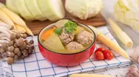 ilustrasi sop sayur bakso kuah bening | copyright freepik.com/jcomp
