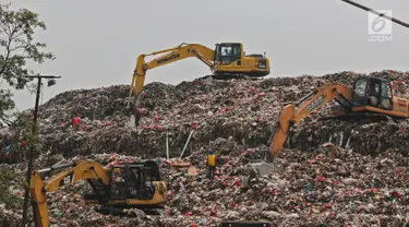 Alat berat mengeruk sampah di Tempat Pembuangan Akhir (TPA) Sampah Cipayung, Depok, Jawa Barat, Senin (16/9/2019). Pemerintah Kota (Pemkot) berencana mengalihkan pembuangan sampah dari TPA Cipayung ke TPA Regional Lulut-Nambo di Kabupaten Bogor, Jawa Barat. (Liputan6.com/Herman Zakharia)