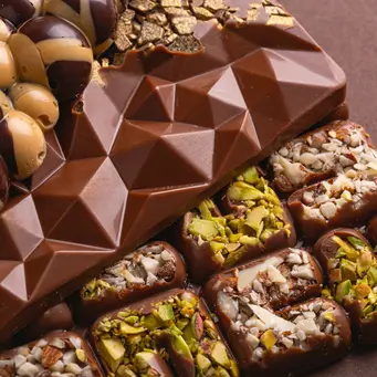 Cokelat dengan isian creamy dan renyah ini populer karena tampilannya yang menarik serta perpaduan rasa yang berbeda dari cokelat biasa. (Foto/Dok: Unsplash)