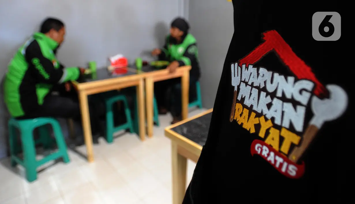 Pengemudi ojek online menikmati makanan di Warung Makan Rakyat di Jalan Sulawesi, Perumnas Depok Utara, Kecamatan Beji, Kota Depok, Kamis (27/8/2020). Warung ini menyediakan makanan gratis dengan sasaran masyarakat prasejahtera di Depok, khususnya yang terdampak Covid-19. (merdeka.com/Arie Basuki)