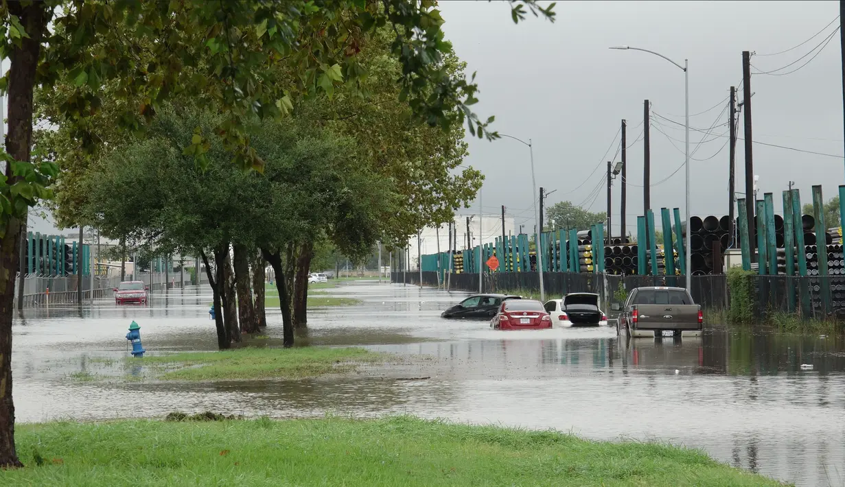 Sejumlah kendaraan terendam air banjir di Houston, Texas, Amerika Serikat (AS), 22 September 2020. Badai tropis Beta yang membawa guyuran hujan ke Texas menyebabkan sejumlah titik di wilayah tersebut tergenang banjir. (Xinhua/Chengyue Lao)