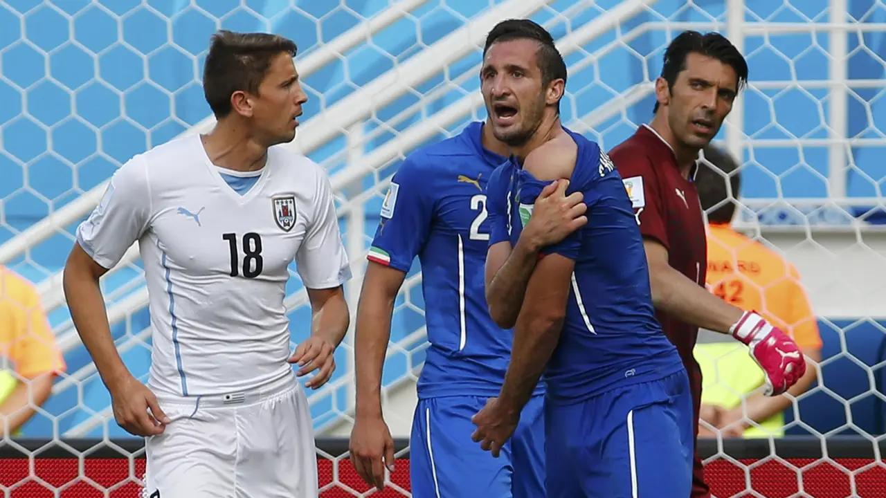 Chiellini Digigit Suarez