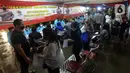 Warga mengikuti vaksinasi booster di halaman Masjid Istiqlal, Jakarta, Selasa (5/4/2022). Pemerintah memberlakukan vaksinasi booster sebagai syarat mudik Lebaran tahun ini. (merdeka.com/Imam Buhori)