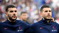 Lucas (kanan) dan Theo Hernandez. Keduanya Sama-sama akan membela Prancis di Piala Dunia 2022 dengan posisi yang berbeda. Sang kakak Lucas Hernandez yang berusia 26 tahun dan kini tengah bermain bersama Bayern Munchen menjadi andalan di posisi bek tengah serta menjadi bagian Timnas Prancis saat juara pada edisi 2018, sementara sang adik Theo Hernandez yang berusia 25 tahun dan kini tengah membela AC Milan menjadi andalan di posisi bek kiri dan akan menjalani Piala Dunia pertamanya di Qatar nanti. (AFP/Franck Fife)