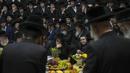 Umat Yahudi ultra-ortodoks dari dinasti Sadigura Hasidic merayakan Hari Raya Tu Bishvat atau Tahun Baru Pohon di Bnei Brak, Israel, 16 Januari 2022. Pada perayaan ini mereka duduk bersama para rabi di sekitar meja panjang dengan hidangan aneka jenis buah-buahan. (AP Photo/Ariel Schalit)