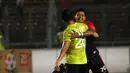 Bambang Pamungkas (Pelita Bandung Raya) memeluk mantan rekan setimnya, Andritany (Persija Jakarta), usai berlaga di Stadion GBK, (14/8/2014). (Liputan6.com/Helmi Fithriansyah) 