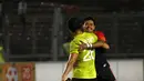 Bambang Pamungkas (Pelita Bandung Raya) memeluk mantan rekan setimnya, Andritany (Persija Jakarta), usai berlaga di Stadion GBK, (14/8/2014). (Liputan6.com/Helmi Fithriansyah) 