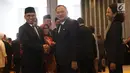 Gubernur Bank Indonesia, Agus D.W. Martowardojo memberikan selamat kepada Wimboh Santoso usai dilantik sebagai ketua Dewan Komisioner (DK) OJK di Jakarta, Kamis (20/7). (Liputan6.com/Angga Yuniar)