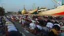 Umat islam menunaikan salat Idul Fitri 1439 H di Pelabuhan Sunda Kelapa, Jakarta, Jumat (15/6). Seluruh umat islam merayakan hari Idul Fitri 1349 H yang jatuh pada Jumat, 15 Juni 2018.            (Merdeka.com/Imam Buhori)