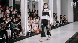 Seorang model cantik mengenakan busana rancangan Rinda Salmun bertajuk 'No.2' dalam Fashion Nation 2018 di Senayan City, Jakarta, Rabu (18/4). (Liputan6.com/Faizal Fanani)