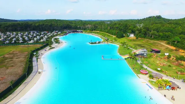 Crystal Lagoon (sumber: pesona indonesia travel)