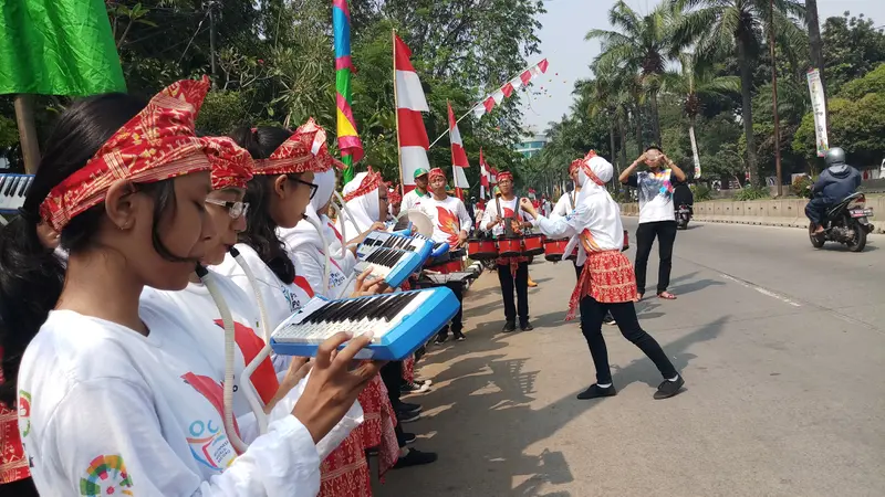 Pelajar berbaris menyambut obor Asian Games 2018