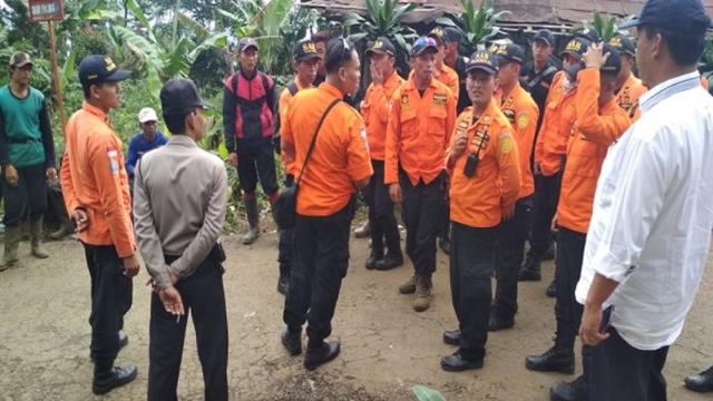 Tim SAR gabungan mencari keberadaan Nenek Suminah di belantaran Gunung Slamet. (Foto: Liputan6.com/Polres Pemalang/Muhamad Ridlo)