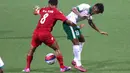 Pemain Timnas Indonesia U-23, Zulfiandi (kanan), berebut bola dengan pemain Myanmar U-23, Nay Lin Tun, (Bola.com/Arief Bagus)